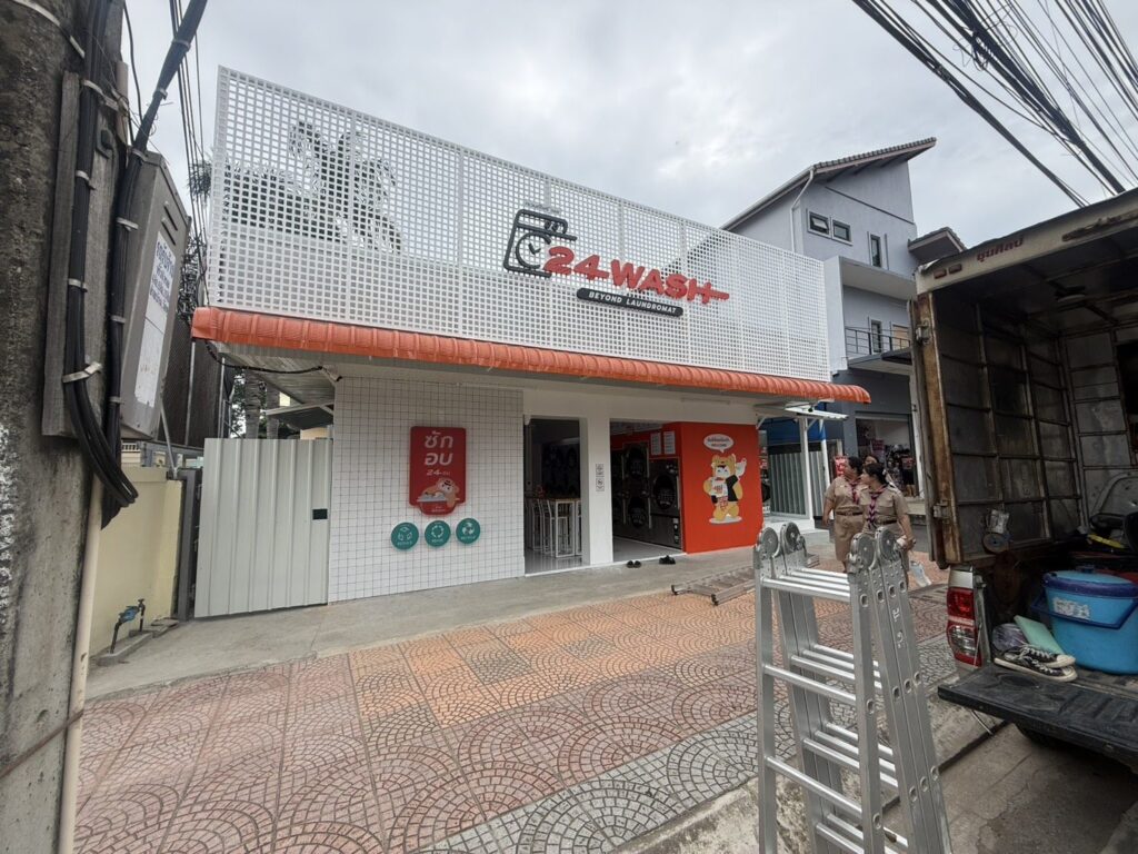ระหว่างติดตั้งโซล่าเซลล์ที่ร้าน 24Wash สาขาลำปาง