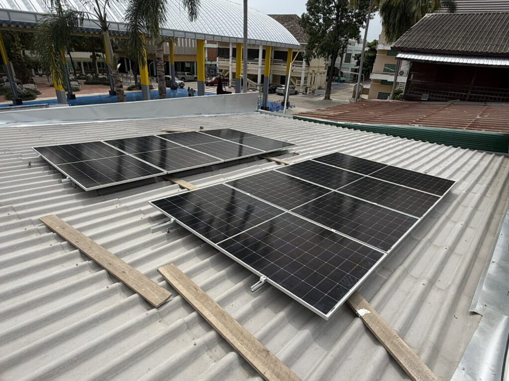 แผงโซล่าเซลล์ระบบ Ongrid บนหลังคาเมทัลชีท 24Wash ลำปาง