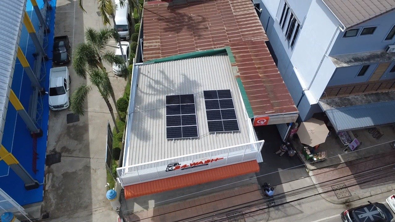 ภาพมุมสูงแผงโซล่าเซลล์ 5 kW บนหลังคาร้าน 24Wash สาขาลำปาง
