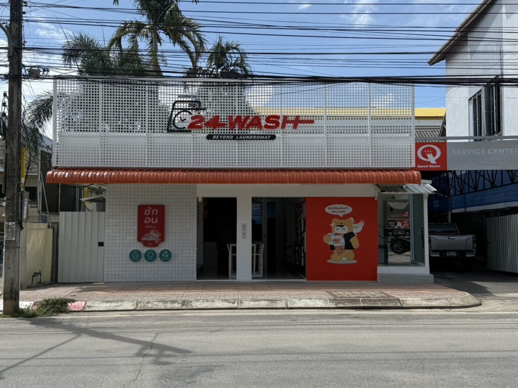 หน้าร้านสะดวกซัก 24Wash สาขาลำปาง ที่ติดตั้งโซล่าเซลล์