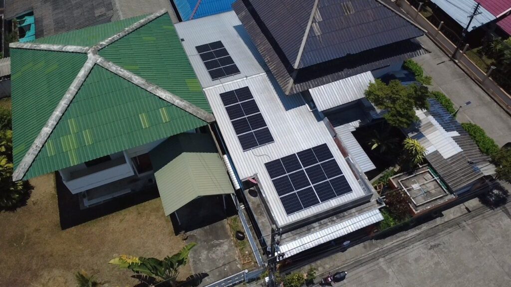 ภาพมุมสูงแผงโซล่าเซลล์ 10 kW บนหลังคาสำนักงาน A One Accounting