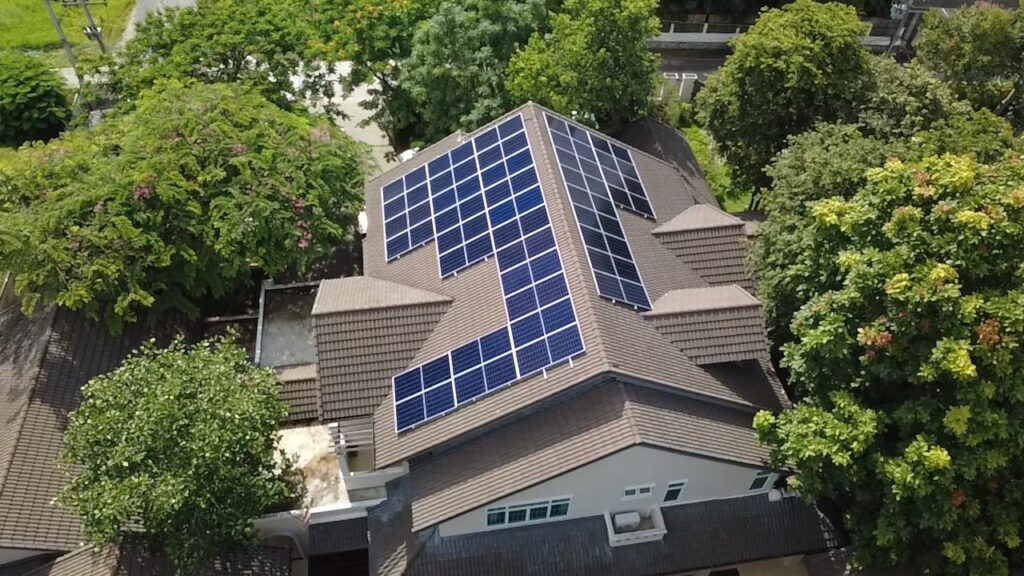 ภาพมุมสูงแผงโซล่าเซลล์ระบบ Hybrid 20 kW บนหลังคา GREEN ASIA FILMS