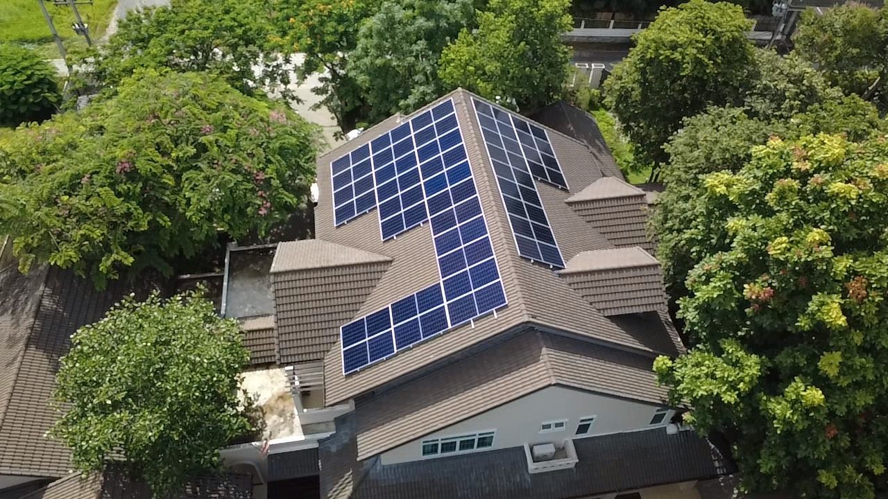 ภาพมุมสูงแผงโซล่าเซลล์ระบบ Hybrid 20 kW บนหลังคา GREEN ASIA FILMS