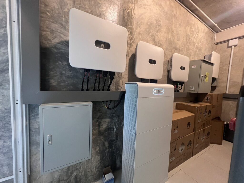 อินเวอร์เตอร์ แบตเตอรี่ 21 kWh และ Smart Guard ที่ Y&B Dental Clinic