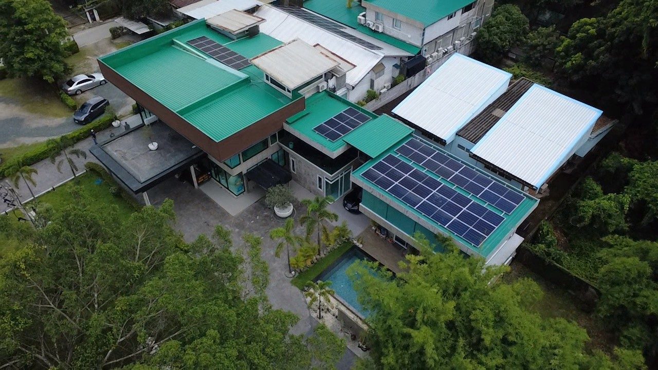 ภาพมุมสูงแผงโซล่าเซลล์ระบบ Hybrid บนหลังคา Y&B Dental Clinic
