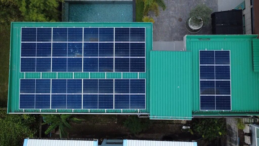 แผงโซล่าเซลล์ 10 kW บนหลังคาอาคาร Y&B Dental Clinic
