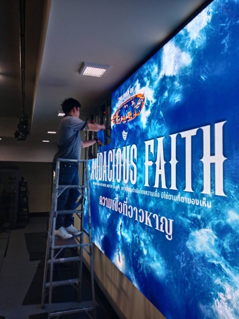 ทีมงานประกอบโมดูลจอ LED Indoor ที่คริสตจักรพระคุณเต็มล้น