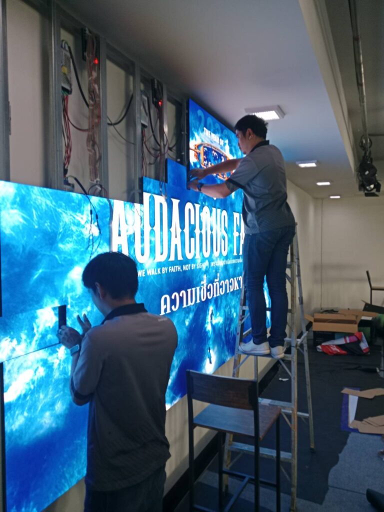 ระหว่างติดตั้งจอ LED Indoor P2.5 คริสตจักรพระคุณเต็มล้น