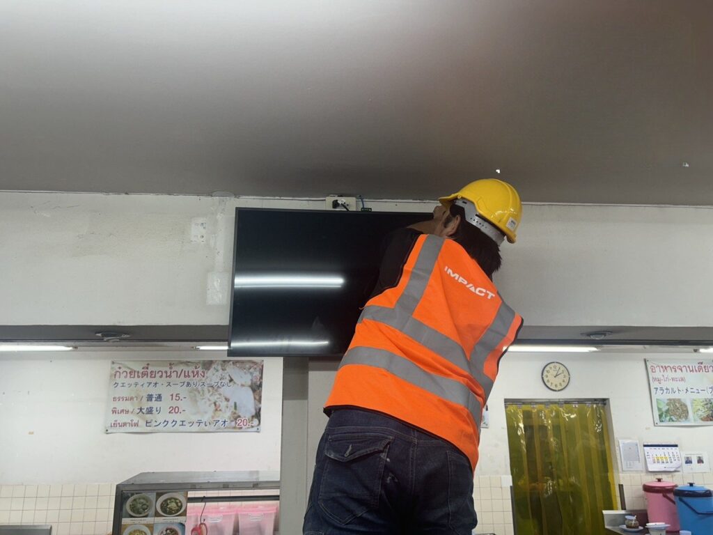 ทีมงานติดตั้งจอ Digital Signage ที่นิชชินโบ ไมโคร ดีไวซส์