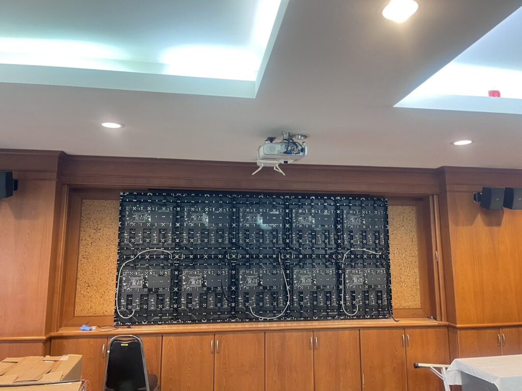 ติดตั้งโครงและโมดูลจอ LED ห้องประชุม ไทยเพรซิเดนท์ฟูดส์