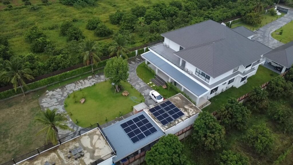 ภาพมุมสูงโซล่าเซลล์ระบบ Hybrid 10 kW บ้านคุณกมลทิพย์