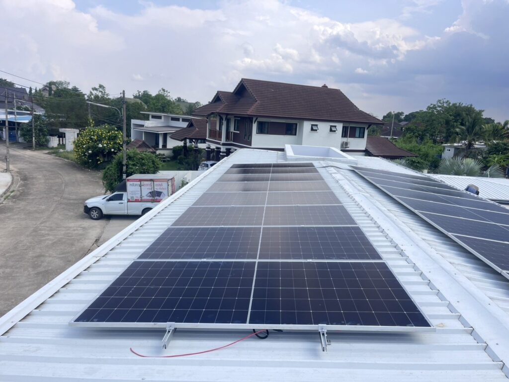 แผงโซล่าเซลล์บนหลังคาเมทัลชีท บ้านคุณจารุวรรณ
