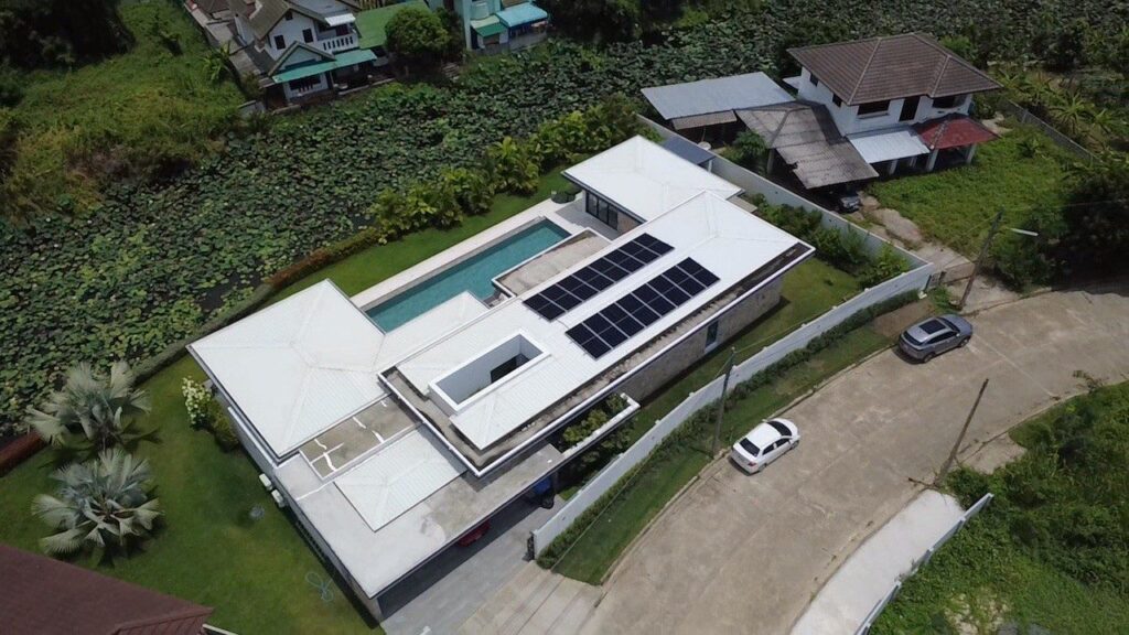 ภาพมุมสูงโซล่าเซลล์ระบบ Hybrid 10 kW บ้านคุณจารุวรรณ