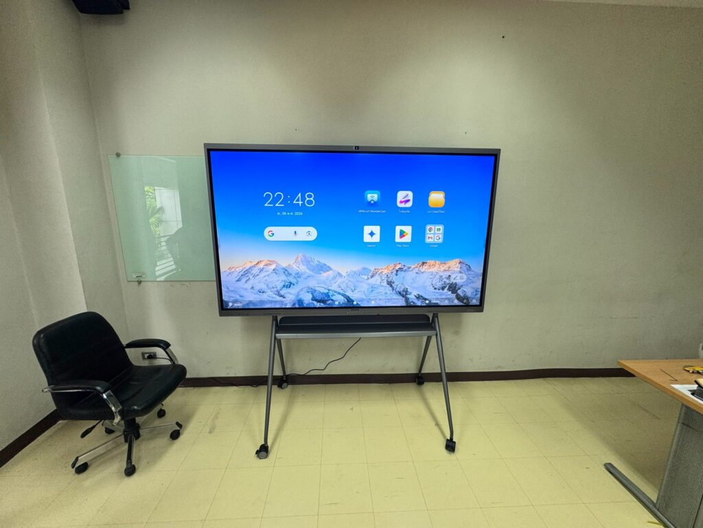 จอ Interactive Flat Panel บนขาตั้งในห้องเรียน KMUTNB