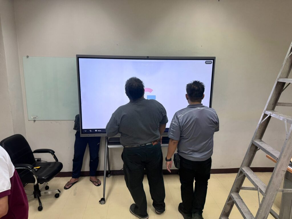 ทดสอบการใช้งานจอ Interactive ร่วมกับเจ้าหน้าที่ KMUTNB