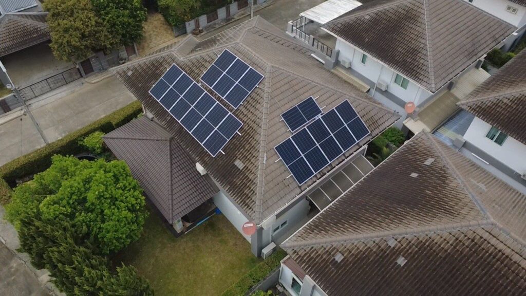 ภาพมุมสูงโซล่าเซลล์ระบบ Hybrid 10 kW บนหลังคาบ้านคุณวรงค์
