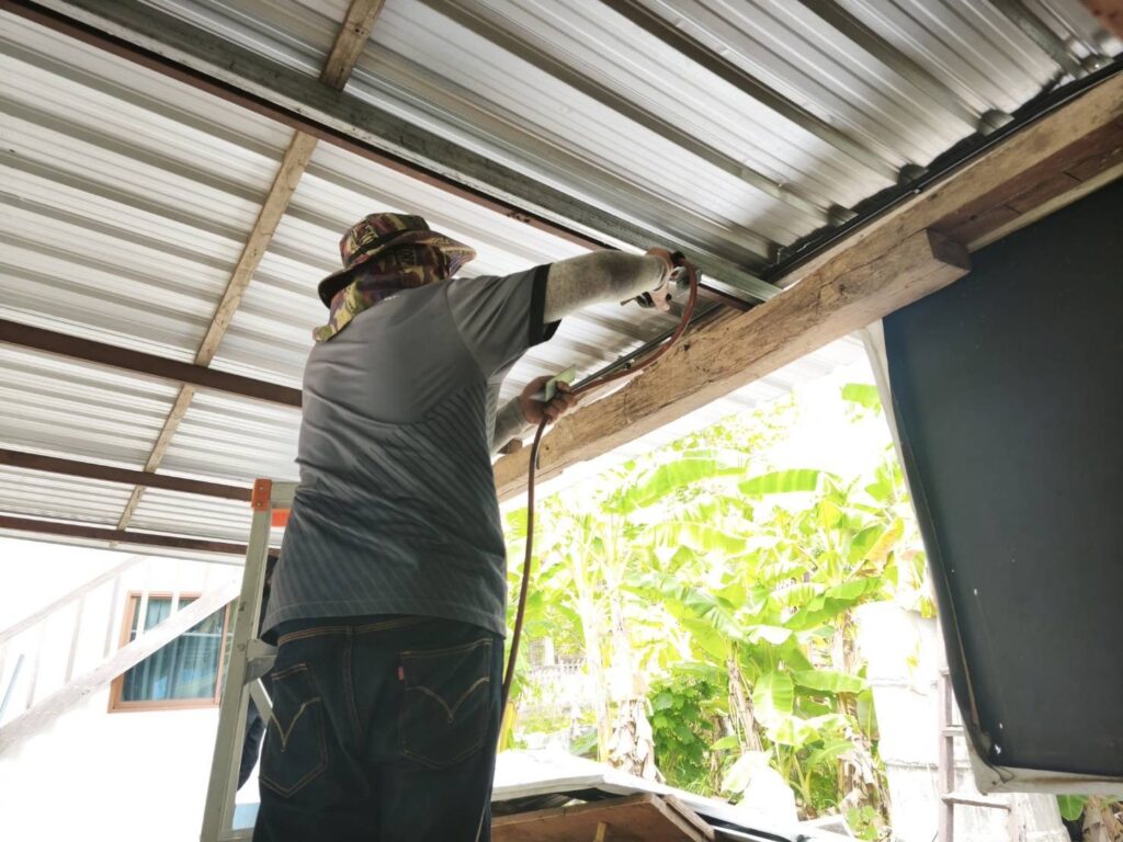 ทีมงานเดินสายไฟโซล่าเซลล์ใต้หลังคา ร้านก๋วยเตี๋ยวเฮือนไม้