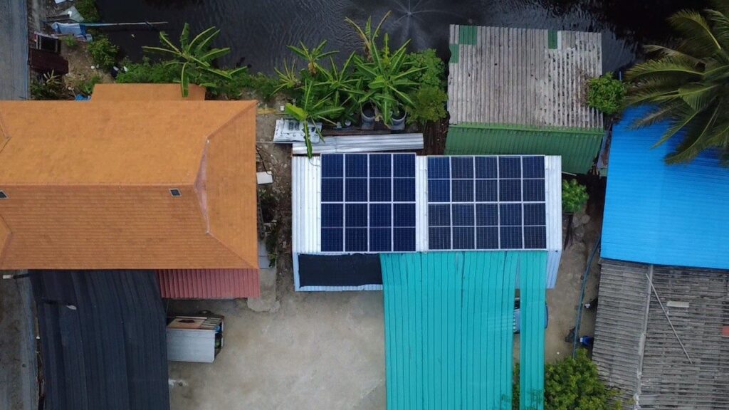 ภาพมุมสูงโซล่าเซลล์ระบบ Hybrid 5 kW ร้านก๋วยเตี๋ยวเฮือนไม้