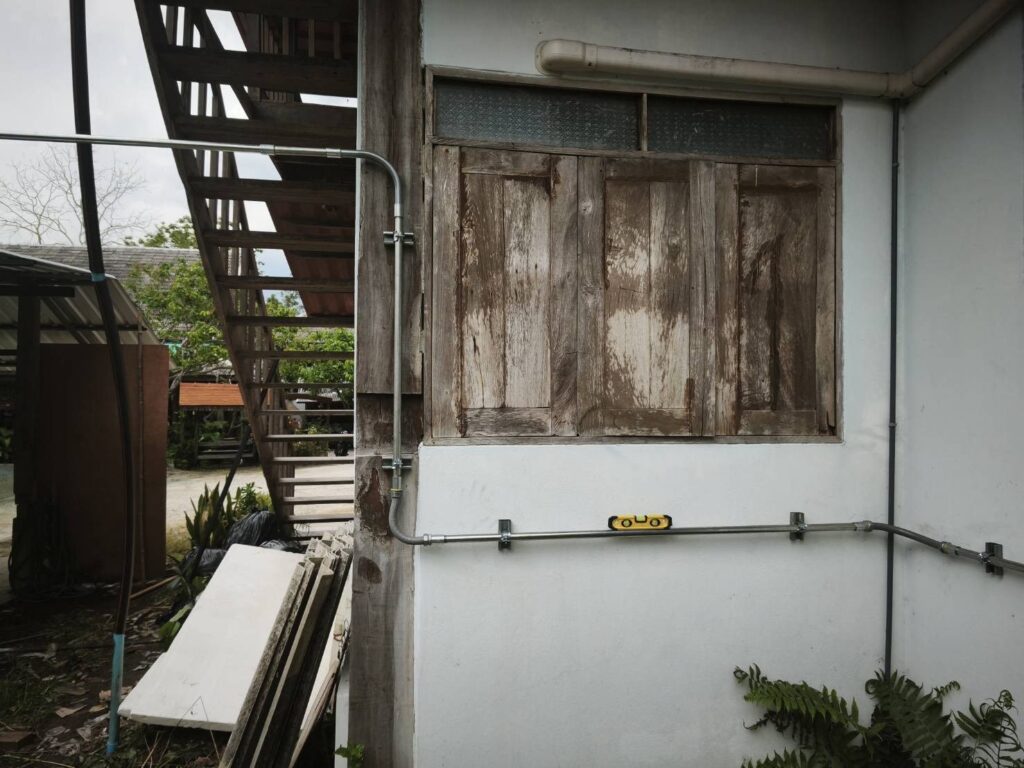 งานเดินท่อร้อยสายไฟตามผนัง ร้านก๋วยเตี๋ยวเฮือนไม้