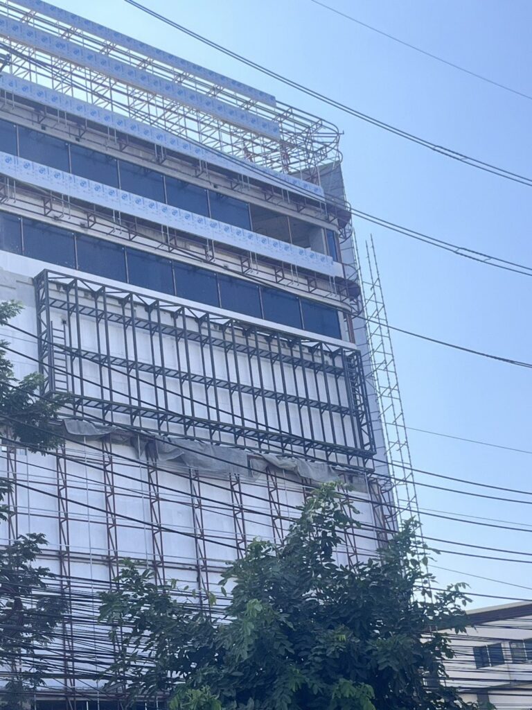 งานติดตั้งโครงเหล็กรองรับจอ LED Outdoor บนผนังอาคารโรงพยาบาลเชียงใหม่ราม 2