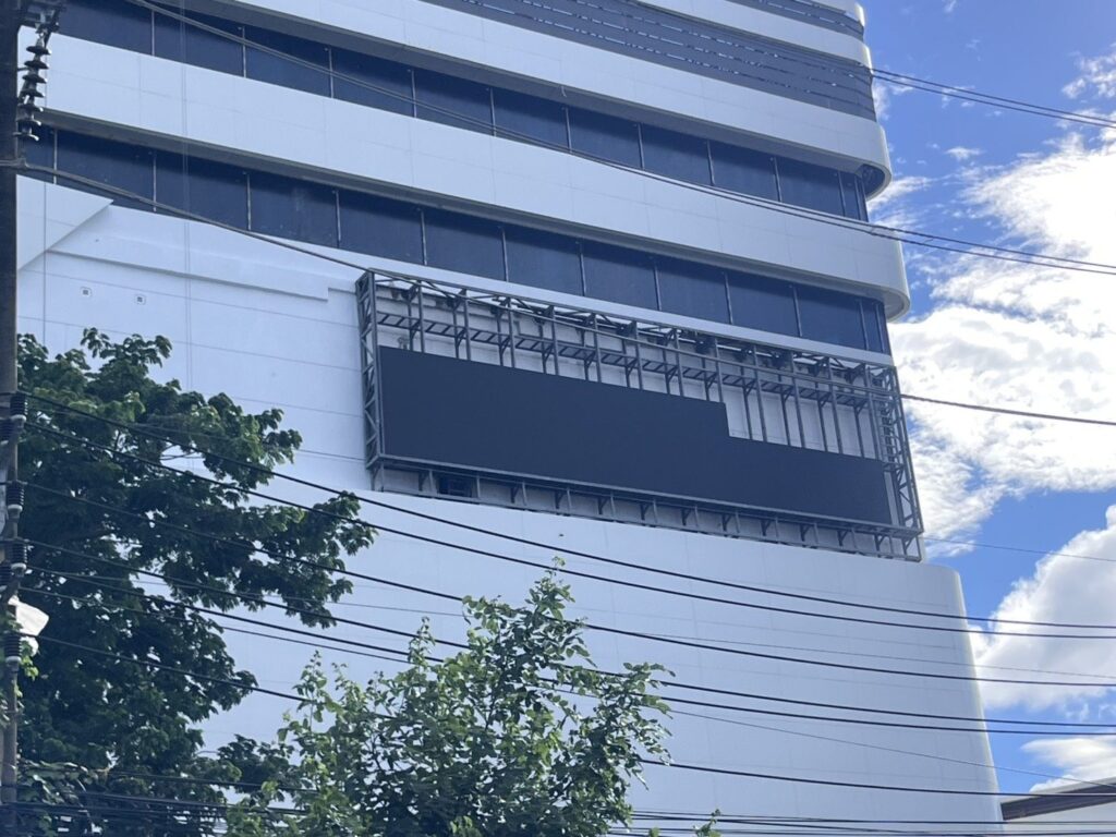 ระหว่างติดตั้งโมดูลจอ LED Outdoor P5 บนอาคารโรงพยาบาลเชียงใหม่ราม 2