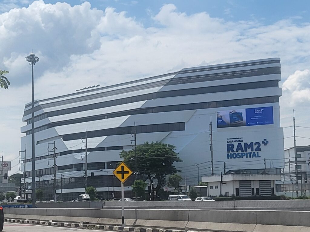 จอ LED Outdoor P5 ติดตั้งบนอาคารโรงพยาบาลเชียงใหม่ราม 2 มุมมองจากถนน