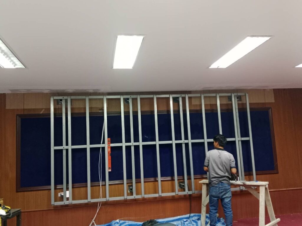 ติดตั้งโครงเหล็กยึดจอ LED บนผนังห้องประชุมเทศบาลบ้านกลาง