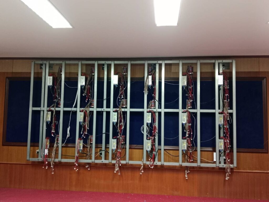 เดินระบบไฟและสายสัญญาณก่อนติดตั้งโมดูลจอ LED เทศบาลบ้านกลาง