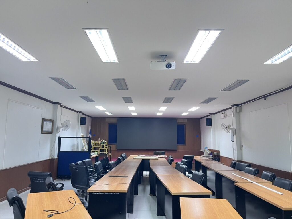 ห้องประชุมเทศบาลบ้านกลางหลังติดตั้งจอ LED Indoor P1.8