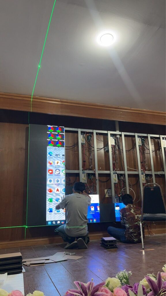 วัดระดับและติดตั้งโมดูลจอ LED ที่โรงเรียนสารภี