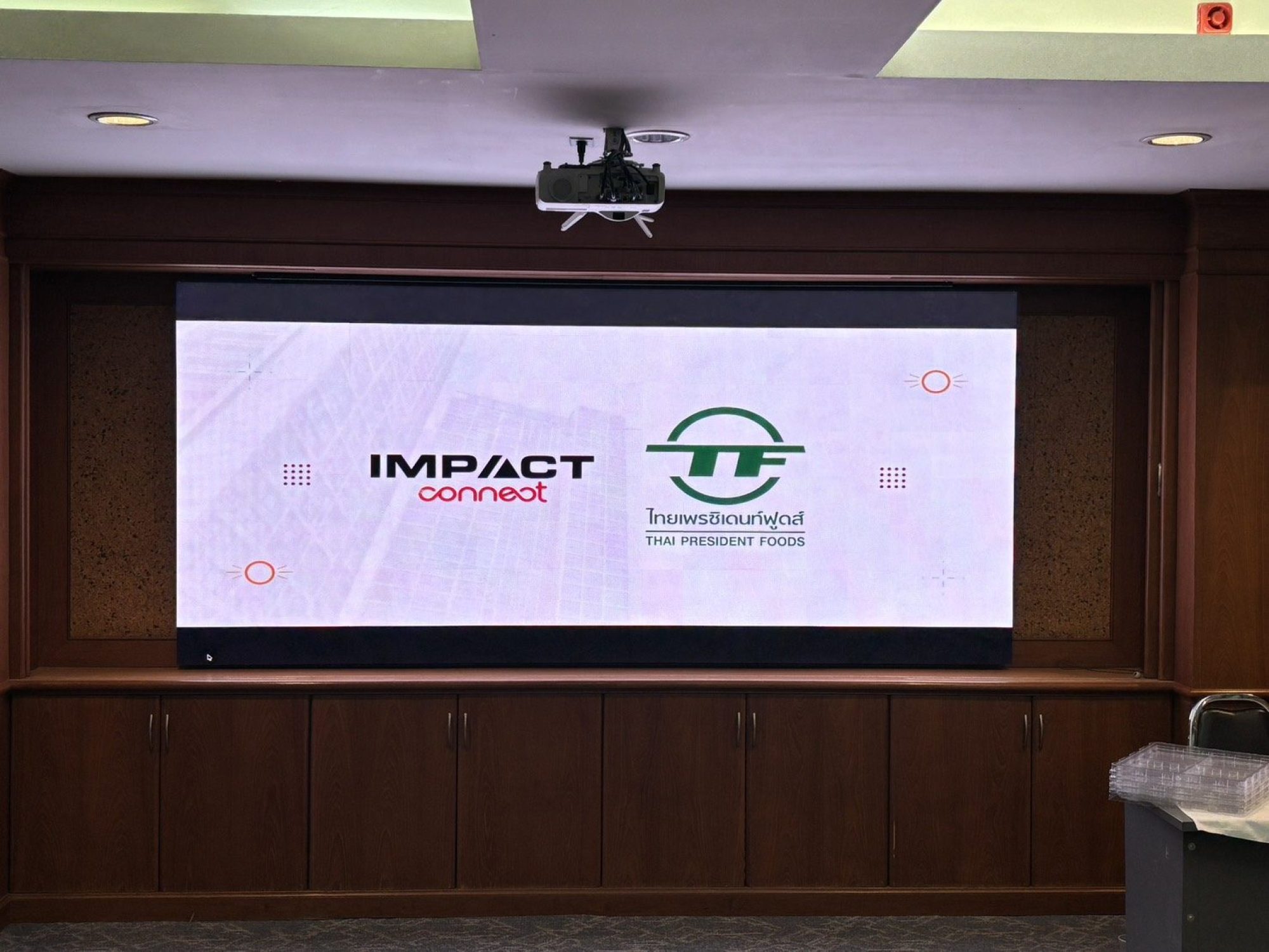 จอ LED Indoor P1.8 COB Dahua ในห้องประชุม บริษัท ไทยเพรซิเดนท์ฟูดส์