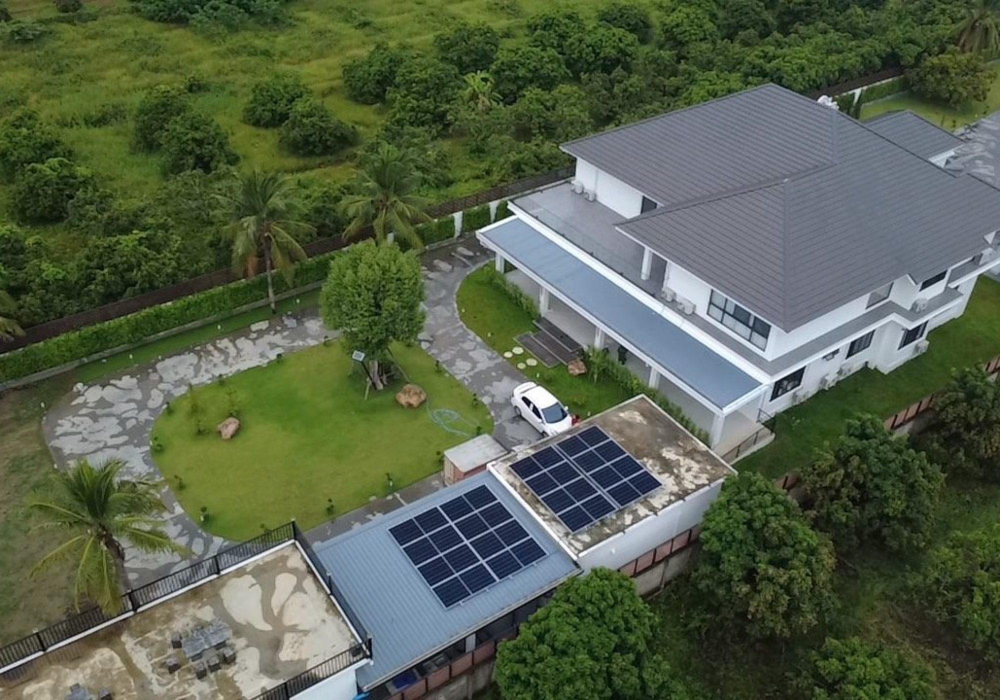 ภาพมุมสูงโซล่าเซลล์ระบบ Hybrid 10 kW บ้านคุณกมลทิพย์