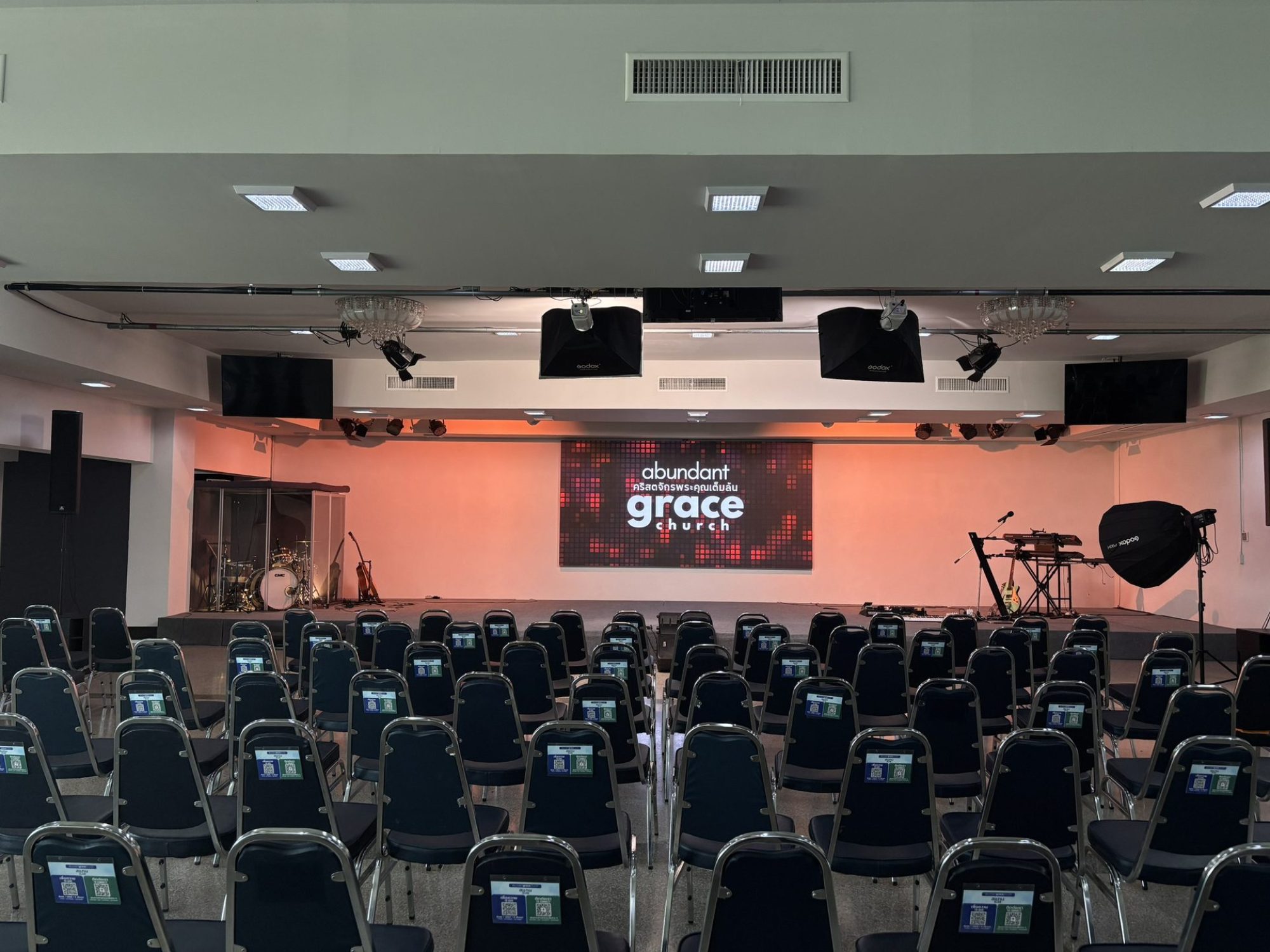 จอ LED Indoor P2.5 บนเวทีห้องนมัสการ คริสตจักรพระคุณเต็มล้น