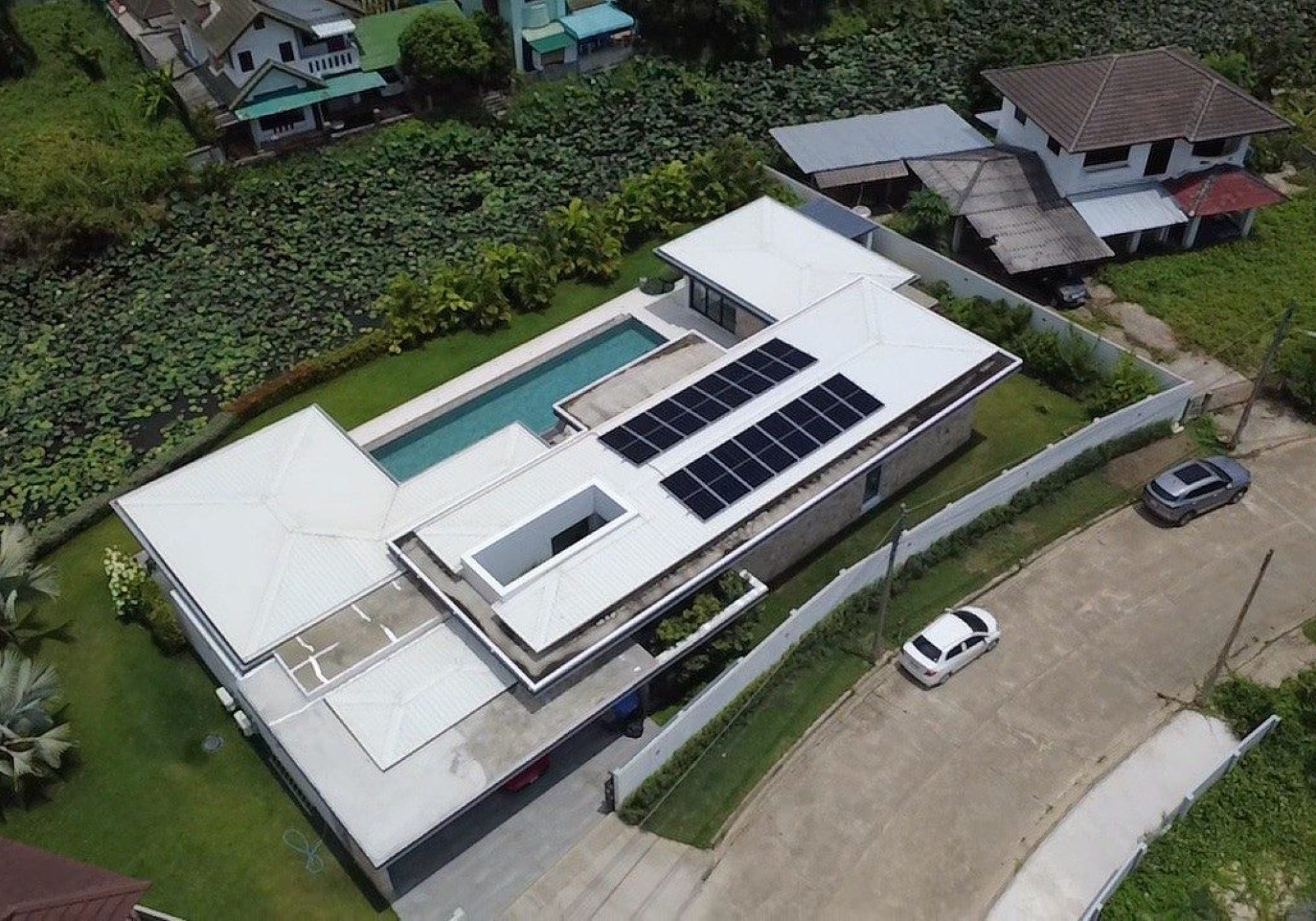 ภาพมุมสูงโซล่าเซลล์ระบบ Hybrid 10 kW บ้านคุณจารุวรรณ