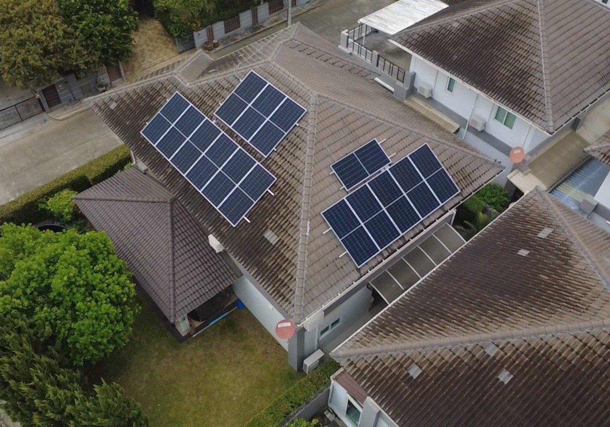 ภาพมุมสูงโซล่าเซลล์ระบบ Hybrid 10 kW บนหลังคาบ้านคุณวรงค์